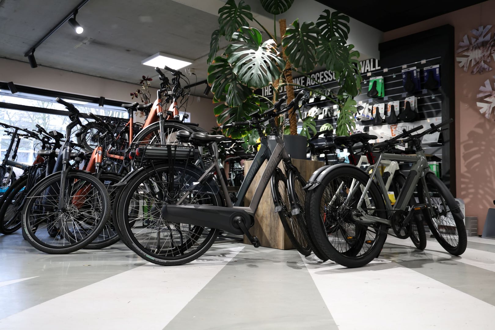 Winkelinterieur Grootstal Tweewielers met e-bikes